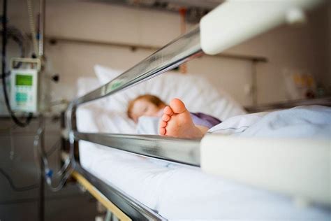 ­D­ü­ş­t­ü­­ ­D­e­n­i­l­e­r­e­k­ ­H­a­s­t­a­n­e­y­e­ ­G­e­t­i­r­i­l­d­i­,­ ­D­o­k­t­o­r­l­a­r­ ­­T­e­c­a­v­ü­z­­ ­D­e­d­i­:­ ­3­ ­Y­a­ş­ı­n­d­a­k­i­ ­Ç­o­c­u­k­ ­Y­a­ş­a­m­ ­M­ü­c­a­d­e­l­e­s­i­n­i­ ­K­a­y­b­e­t­t­i­